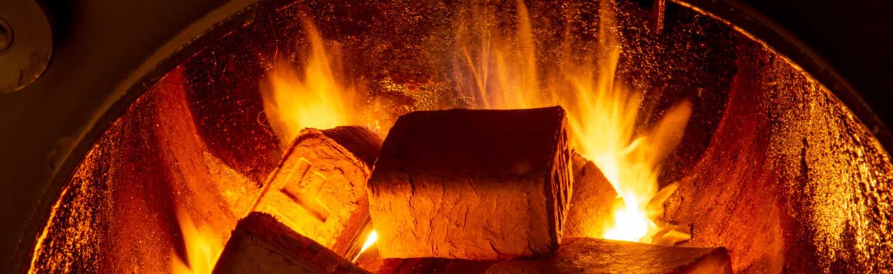 Holzbriketts und Scheitholz im Vergleich